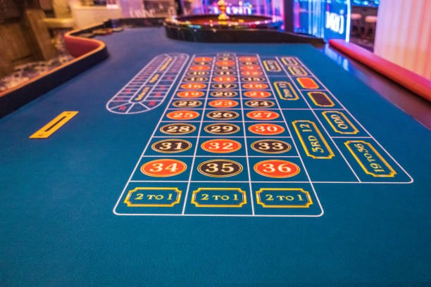 pointgo app interface showing live-dealer blackjack and sportsbook markets on Android and iOS